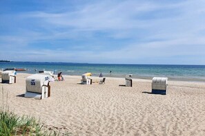 Na praia, espreguiçadeiras 