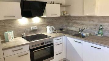 Kühlschrank, Ofen, Herdplatte, Geschirrspüler