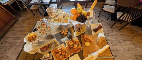 Tägliches Frühstücksbuffet (11.5 EUR pro Person)