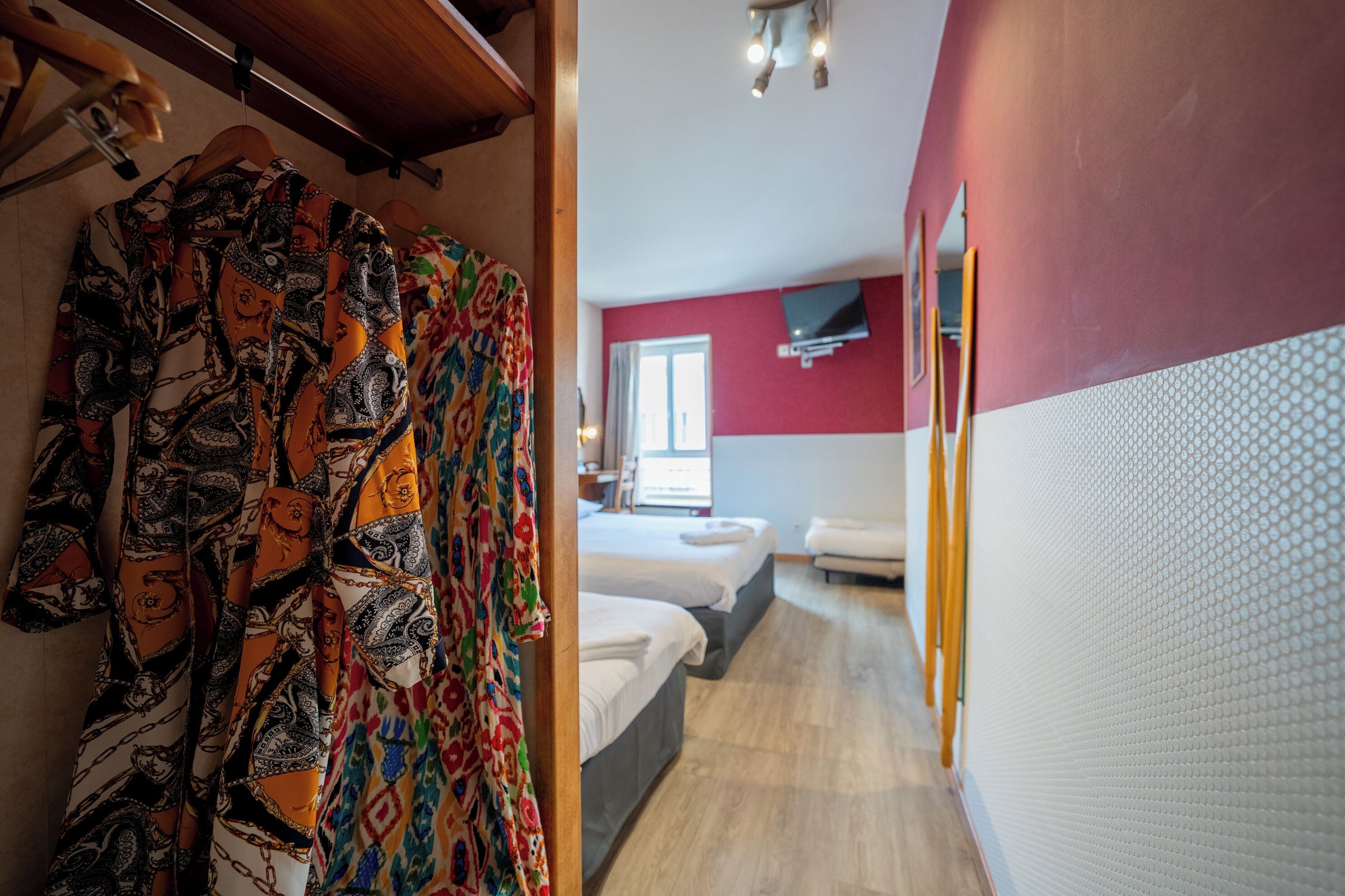 Une chambre d’hôtel avec un lit, une table de chevet et une fenêtre.