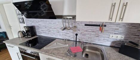 Køleskab, mikrobølgeovn, ovn, kogeplade