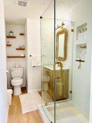 Handdukar, tvål och toalettpapper