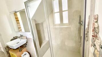 Een douche, een haardroger, een bidet, handdoeken