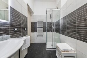 Bruser, hårtørrer, bidet, håndklæder