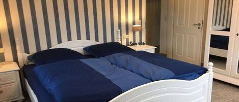 2 slaapkamers, een strijkplank/strijkijzer, internet