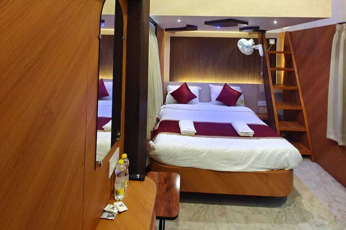 Un dormitorio moderno con una litera, un escritorio de madera y un ventilador de techo.