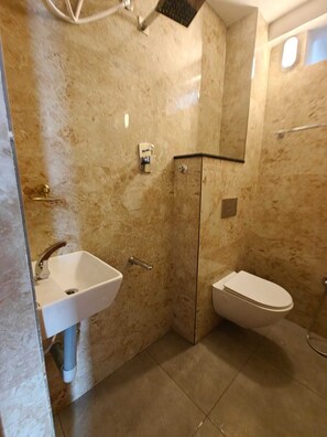 Luxury-Doppelzimmer | Badezimmer | Kostenlose Toilettenartikel, Bidet, Handtücher, Seife