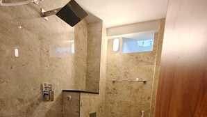 Phòng đôi Cao cấp | Phòng tắm | Đồ dùng nhà tắm miễn phí, chậu vệ sinh/vòi rửa, khăn tắm, xà phòng
