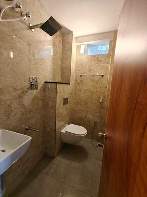 Luxe tweepersoonskamer | Badkamer | Gratis toiletartikelen, een bidet, handdoeken, zeep