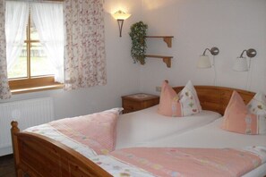 3 bedrooms, iron/ironing board, Internet, bed sheets