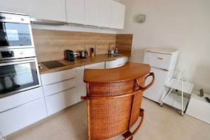 Fridge, oven, stovetop, dishwasher - Studio in top location, 1st line on the bay with fantastic bay view and Wifi (Lège-Cap-Ferret)