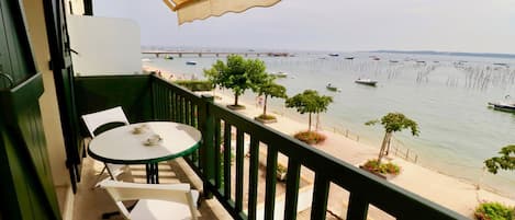 تناول الطعام بالخارج