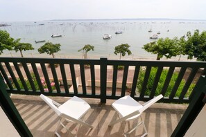 Property grounds - Studio in top location, 1st line on the bay with fantastic bay view and Wifi (Lège-Cap-Ferret)