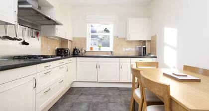 Modern Flat with Free Parking