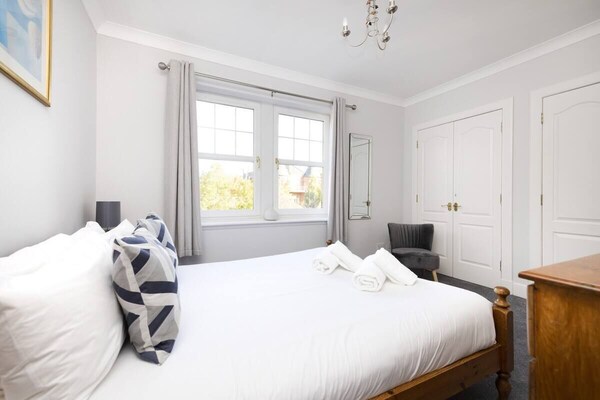 Modern Flat With Free Parking - Edinburgh