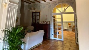 An interior hallway with a white sofa, a potted plant, and a wooden ceiling. - Room-magnolia Loft A Spacious, Authent (Alzira)
