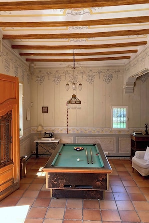 Shared Dormitory, 1 Bedroom, Smoking, Private Pool | Game room - Room-magnolia Loft A Spacious, Authent (Alzira)