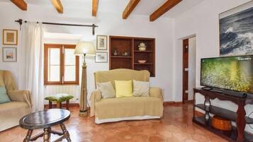 House, 6 Bedrooms | Living area