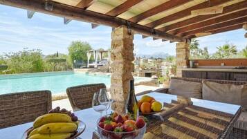 House, 6 Bedrooms | Outdoor dining