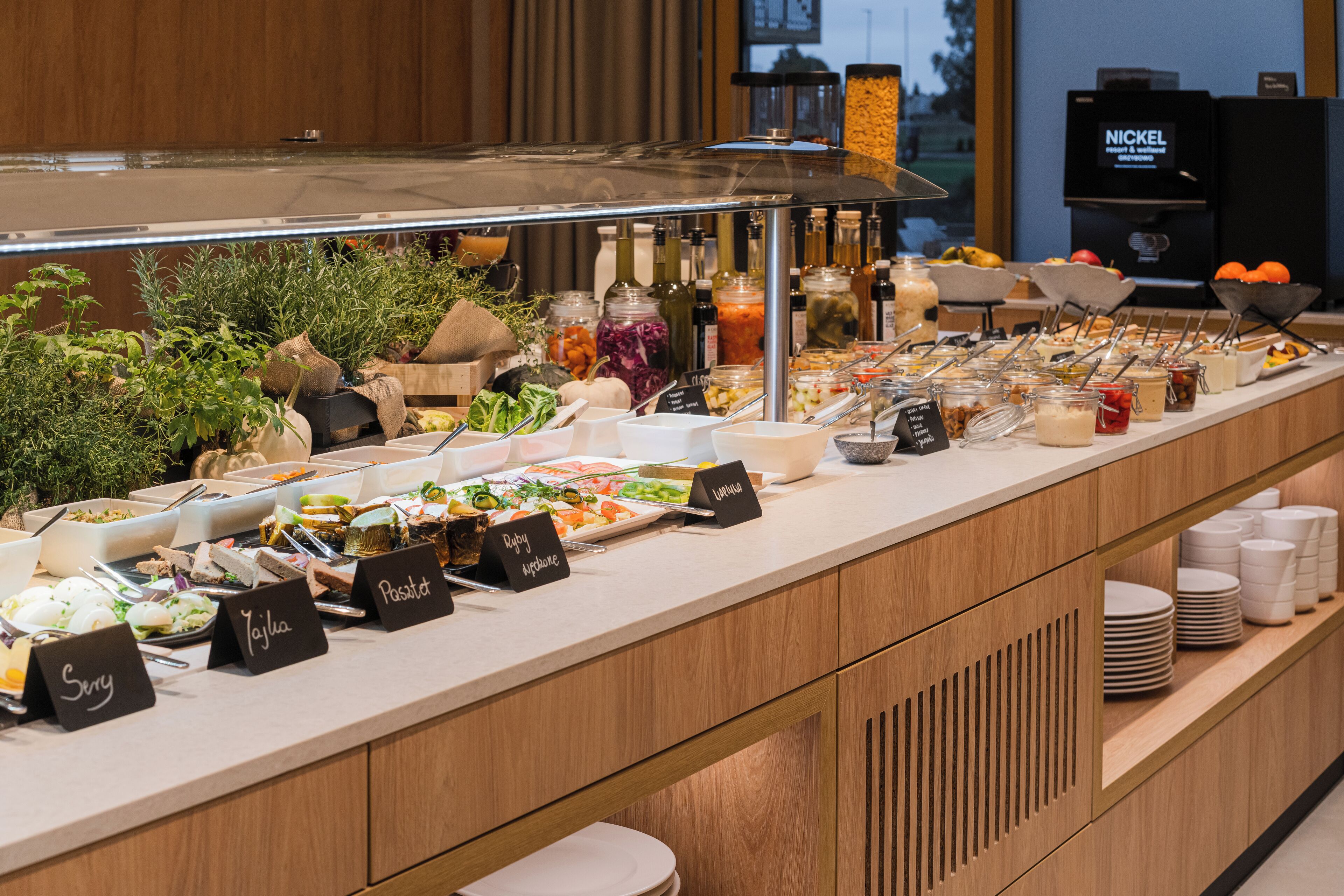 Un buffet proposant différents stands de nourriture, chacun étant identifié par un nom, comme « Sery », « Yayla » et « Pastits ».