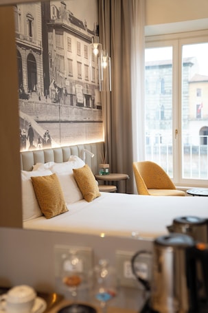 Minibar, caja de seguridad en la habitación y escritorio