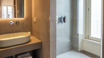Deluxe Double Room | Bathroom | Hair dryer, bathrobes, slippers, towels