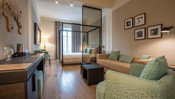 Suite, vue fleuve | 1 chambre, minibar, coffres-forts dans les chambres, bureau