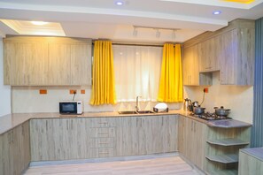 Kylskåp, mikrovågsugn, ugn och vattenkokare