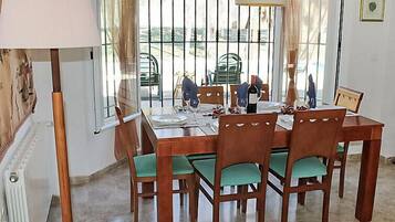 House, 4 Bedrooms | Dining