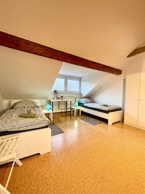 3 bedrooms, WiFi, bed sheets - Spacious vacation apartment for up to 8 people in the heart of Zirndorf (Zirndorf)