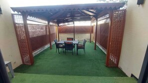 Villa, 2 chambres, accessible aux personnes à mobilité réduite, fumeurs | Restauration extérieure