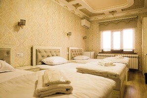 Chambre triple classique, vue sur la ville | Système d’insonorisation, accès au Wi-Fi (inclus)