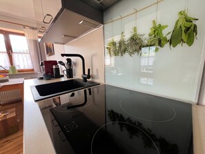 Een koelkast, een oven, een kookplaat, een vaatwasser