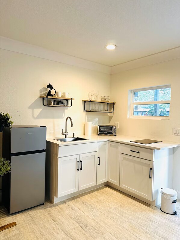 冰箱、微波炉、洗碗机、烤面包机