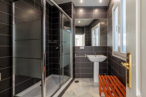 Dusj, hårføner og håndklær