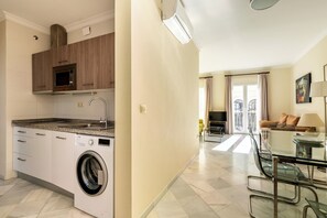 Réfrigérateur, micro-ondes, plaque de cuisson, bouilloire électrique