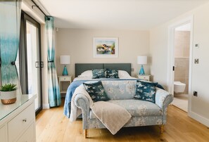 7 Schlafzimmer, Schreibtisch, Bügeleisen/Bügelbrett, Reisekinderbett