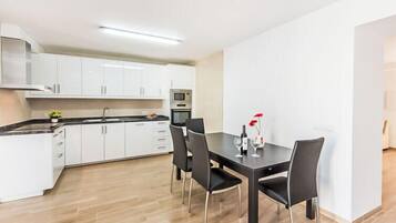 Rumah, 4 kamar tidur, teras | Dapur pribadi