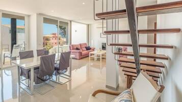 Rumah, 4 kamar tidur, teras | Area keluarga