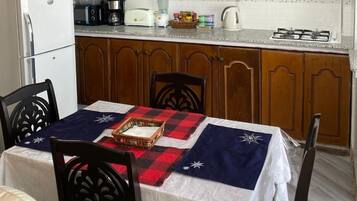 Réfrigérateur, micro-ondes, plaque de cuisson, cafetiÚre/bouilloire