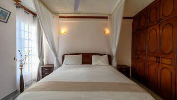 2 quartos, escrivaninha, ferros/tábuas de passar roupa, berço de viagem