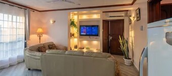 Charming 2-bedroom Penthouse apartment with Pool, near Attractions in Nyali