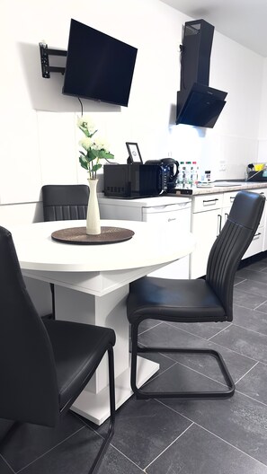 Dining - Apartment 'In Fuldatal - Kassel' with Private Garden and Wi-Fi (Fuldatal)