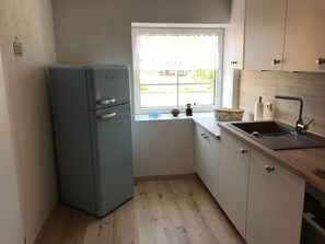Fridge, microwave, oven, stovetop - Holiday Home 'Am Fulda Ufer' with Wi-Fi (Rotenburg an der Fulda)