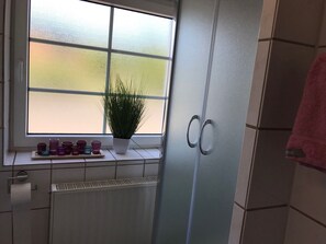 Shower, hair dryer - Holiday Home 'Am Fulda Ufer' with Wi-Fi (Rotenburg an der Fulda)