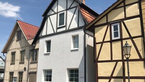 A traditional half-timbered building with multiple windows and a red-tiled roof. - Holiday Home 'Am Fulda Ufer' with Wi-Fi (Rotenburg an der Fulda)