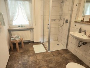 Douche, sèche-cheveux, serviettes fournies