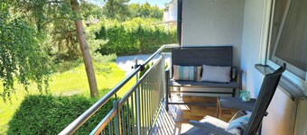 Appartement de vacances 'Silvaner' avec balcon privé, terrasse partagée et jardin commun.