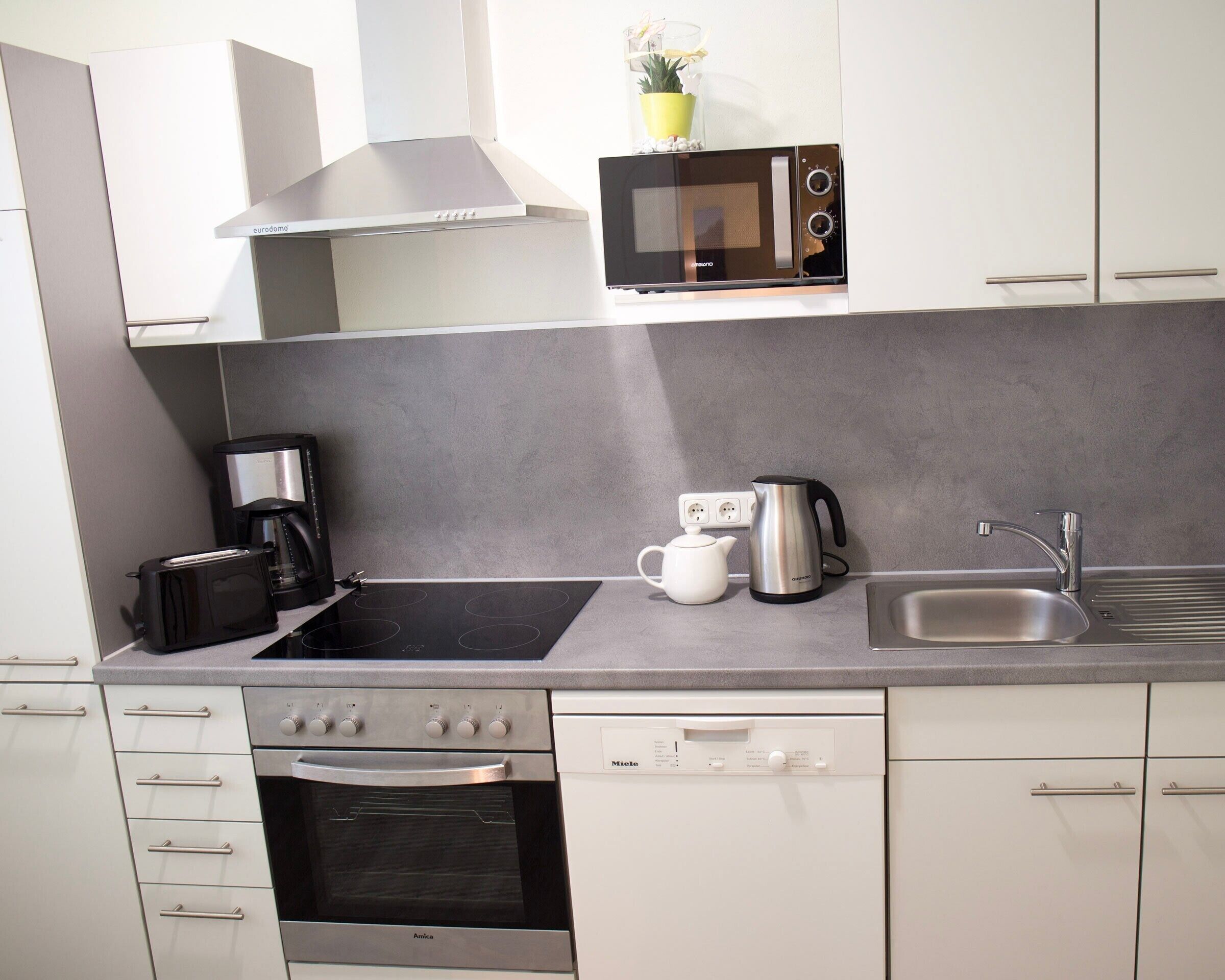 Kjøleskap, mikrobølgeovn, ovn og kokeplater