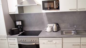 Kjøleskap, mikrobølgeovn, ovn og kokeplater